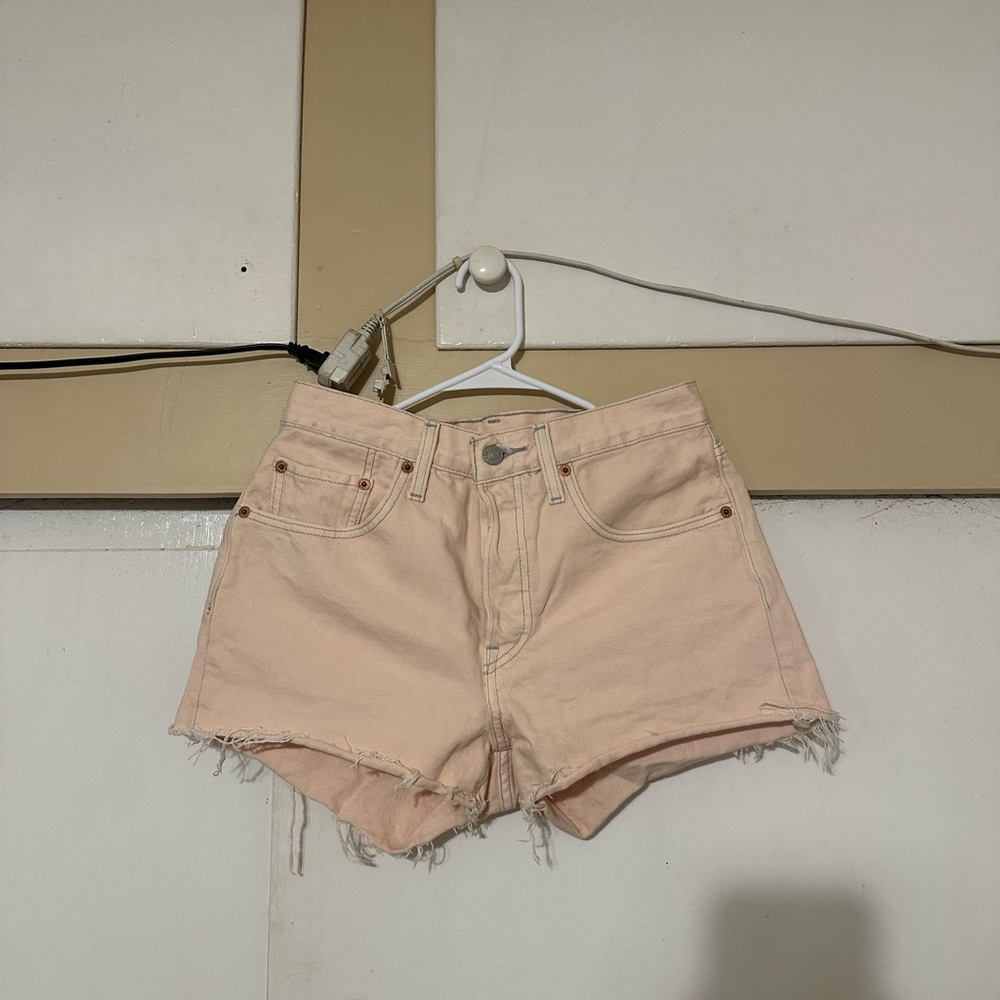 Levi pink shorts 501